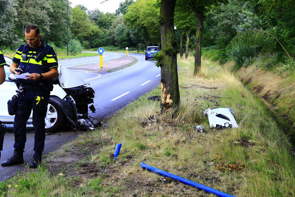 Automobilist raakt van de weg en komt tegen boom tot stilstand