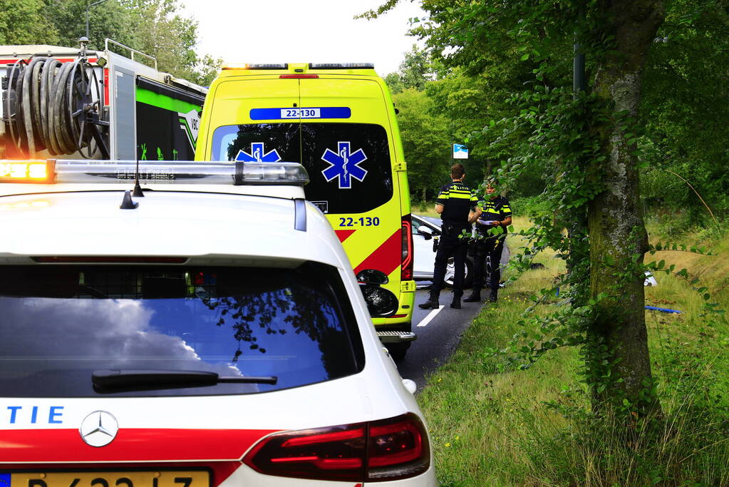 Automobilist raakt van de weg en komt tegen boom tot stilstand