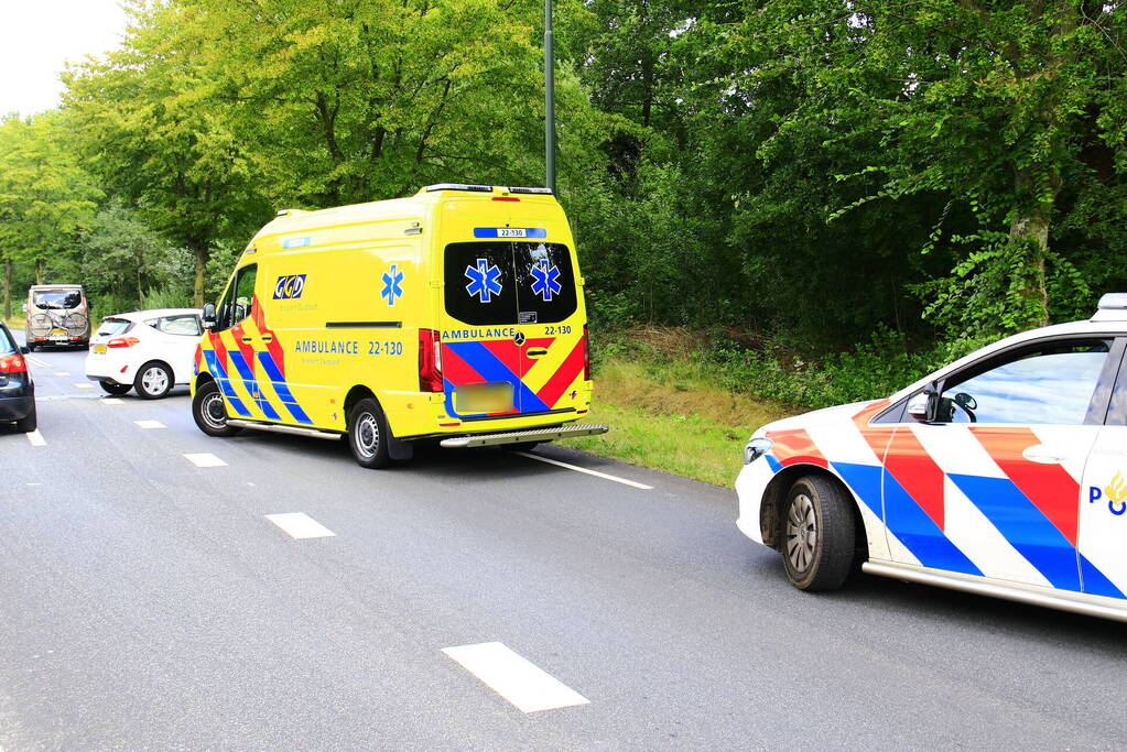 Automobilist raakt van de weg en komt tegen boom tot stilstand