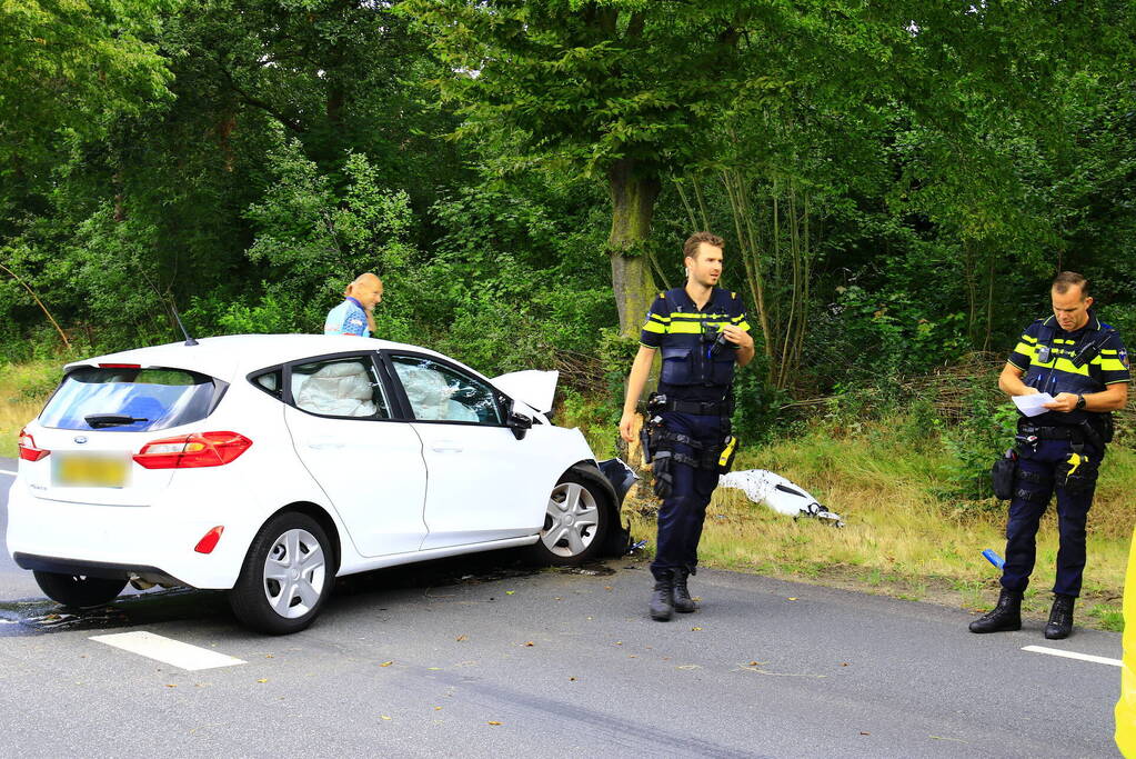 Automobilist raakt van de weg en komt tegen boom tot stilstand