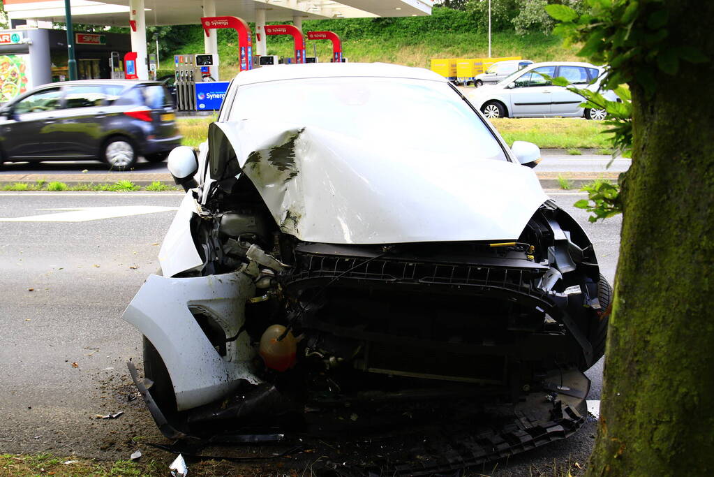 Automobilist raakt van de weg en komt tegen boom tot stilstand