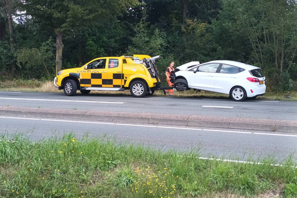 Automobilist raakt van de weg en komt tegen boom tot stilstand