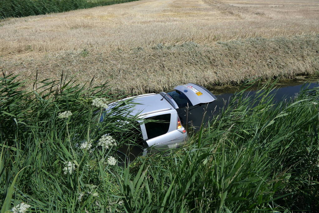 Brommobiel raakt van de weg belandt in sloot