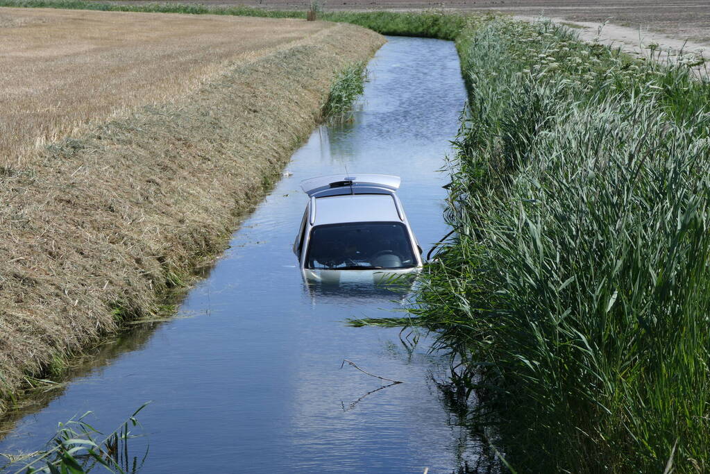 Brommobiel raakt van de weg belandt in sloot