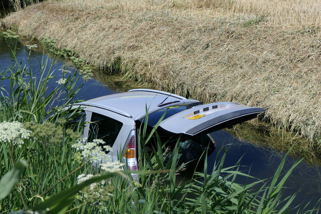 Brommobiel raakt van de weg belandt in sloot