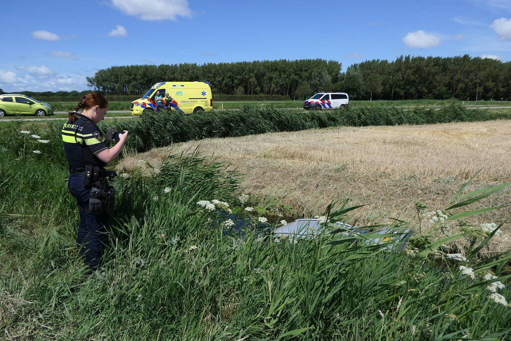 Brommobiel raakt van de weg belandt in sloot