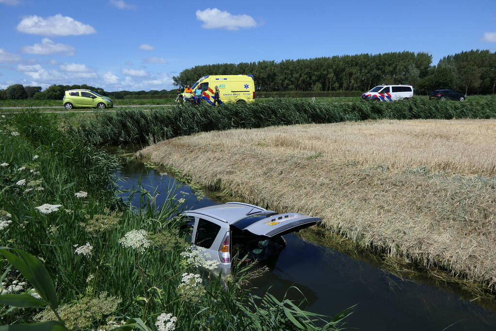 Brommobiel raakt van de weg belandt in sloot