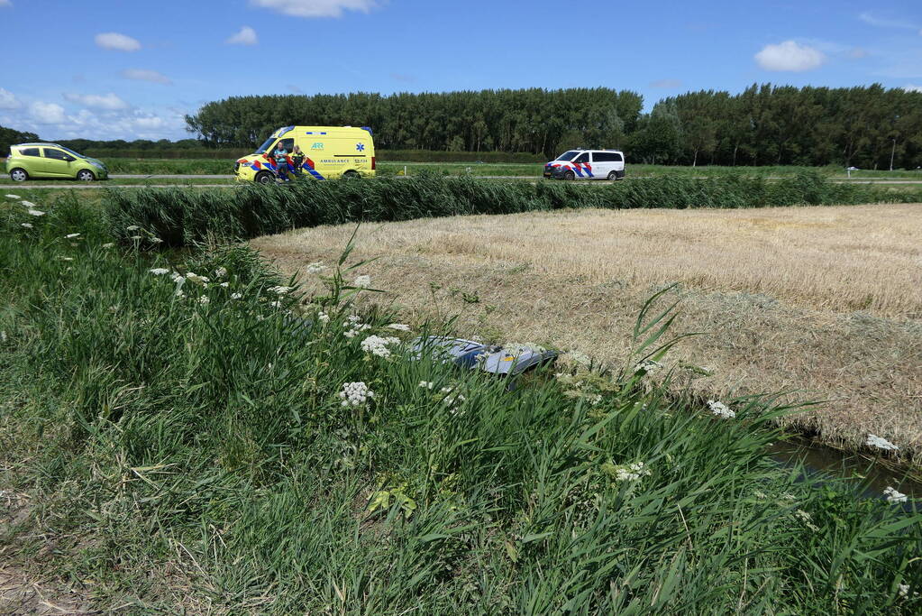 Brommobiel raakt van de weg belandt in sloot