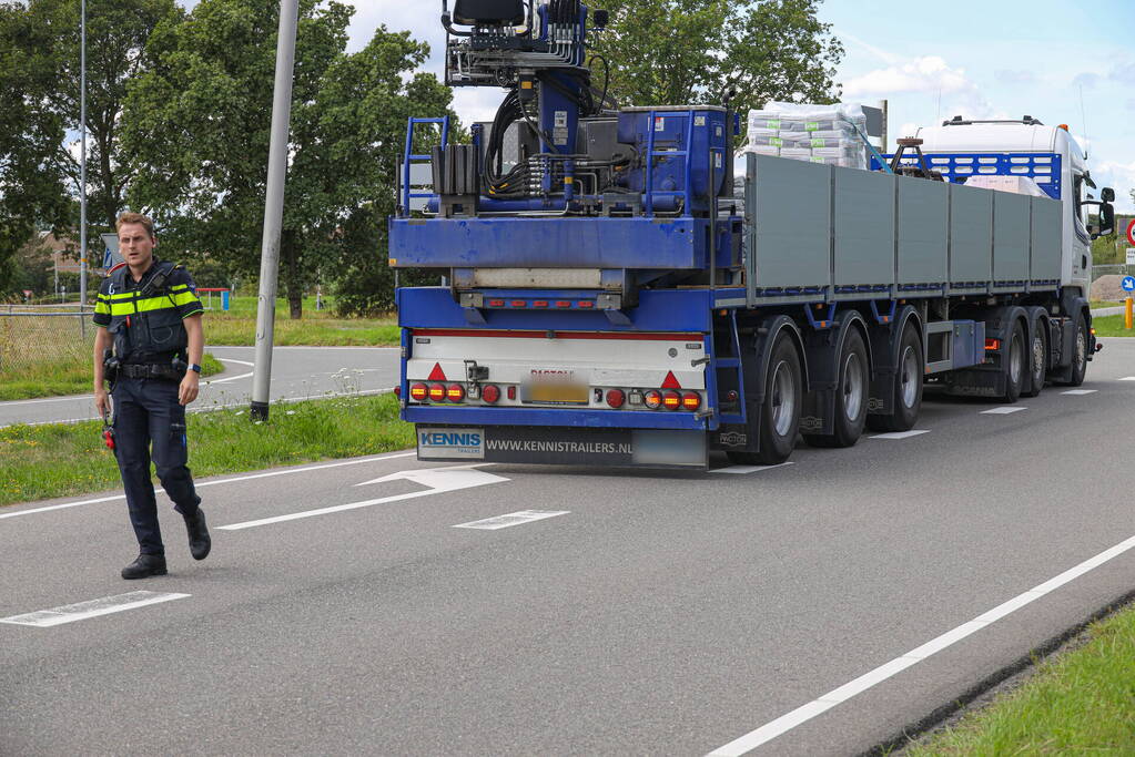 Automobilist botst achterop trailer van vrachtwagen