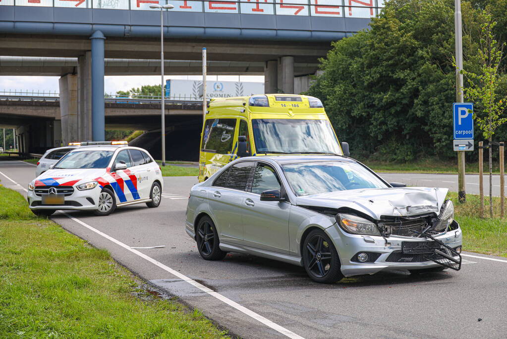 Automobilist botst achterop trailer van vrachtwagen