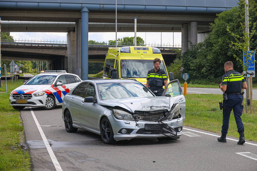 Automobilist botst achterop trailer van vrachtwagen