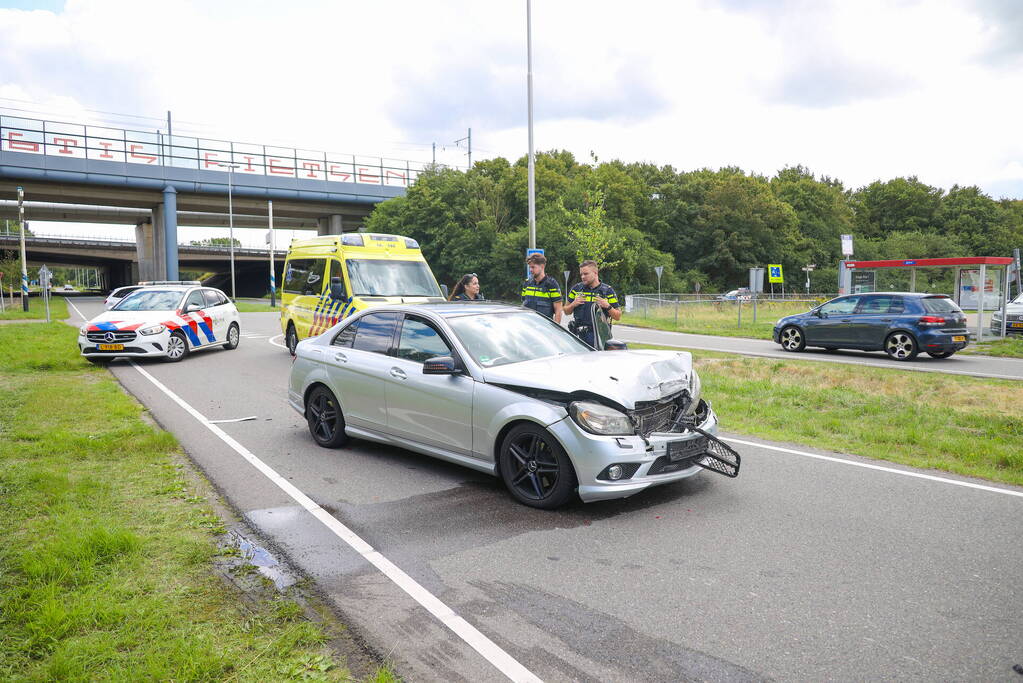 Automobilist botst achterop trailer van vrachtwagen