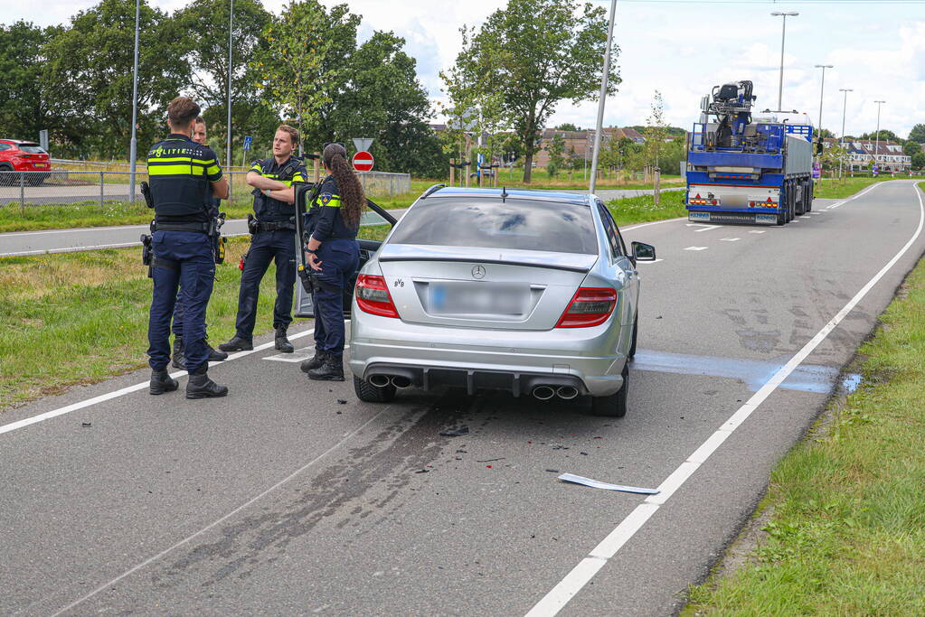 Automobilist botst achterop trailer van vrachtwagen