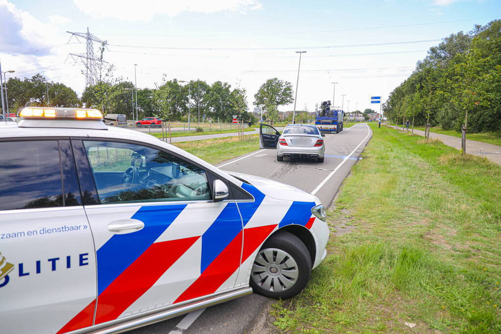 Automobilist botst achterop trailer van vrachtwagen