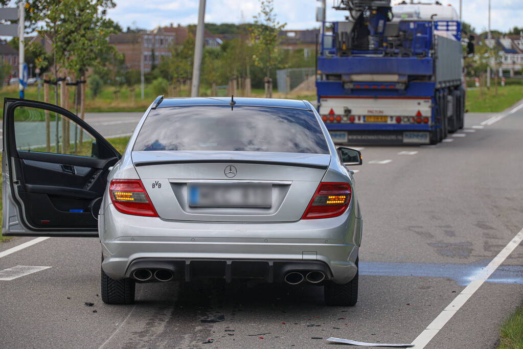 Automobilist botst achterop trailer van vrachtwagen