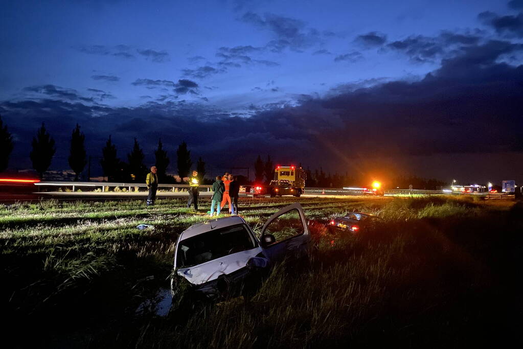 Busje en auto belanden in sloot