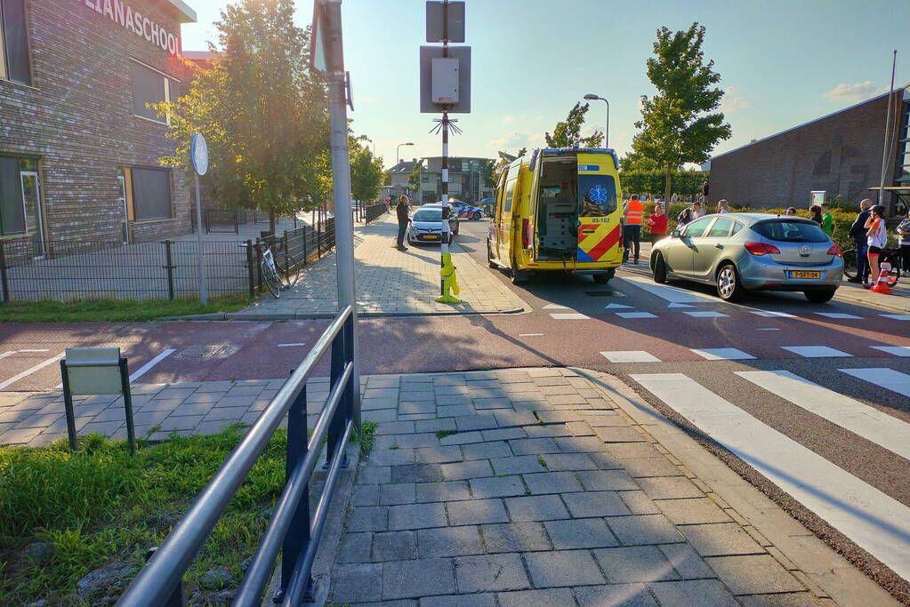 Vader en kind gewond bij botsing met auto