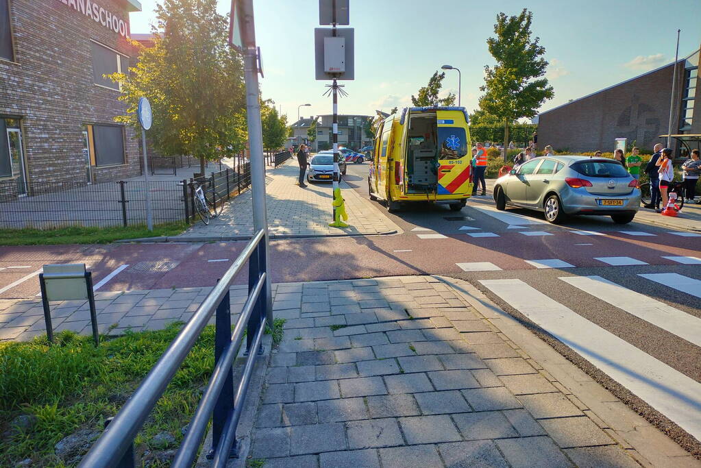 Vader en kind gewond bij botsing met auto