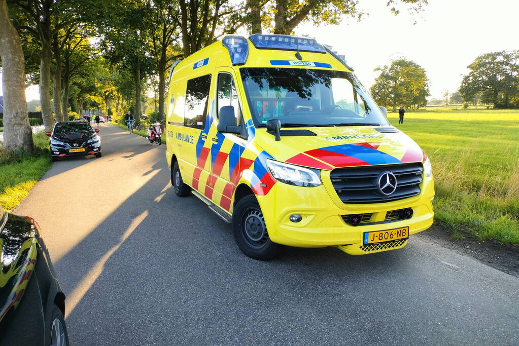 Auto belandt op de kop in sloot na aanrijding