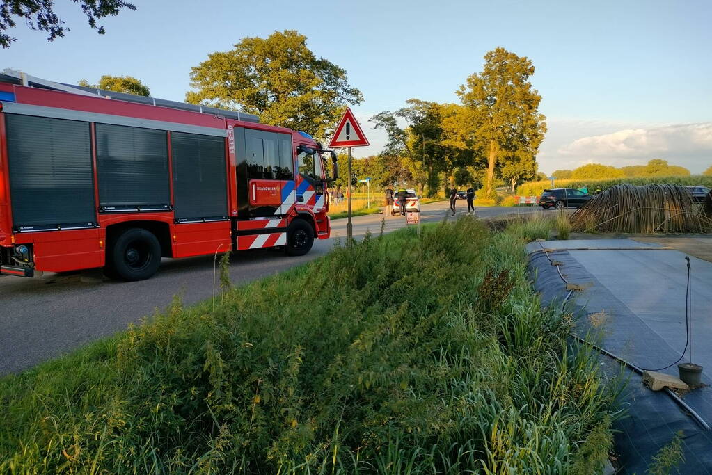 Auto belandt op de kop in sloot na aanrijding