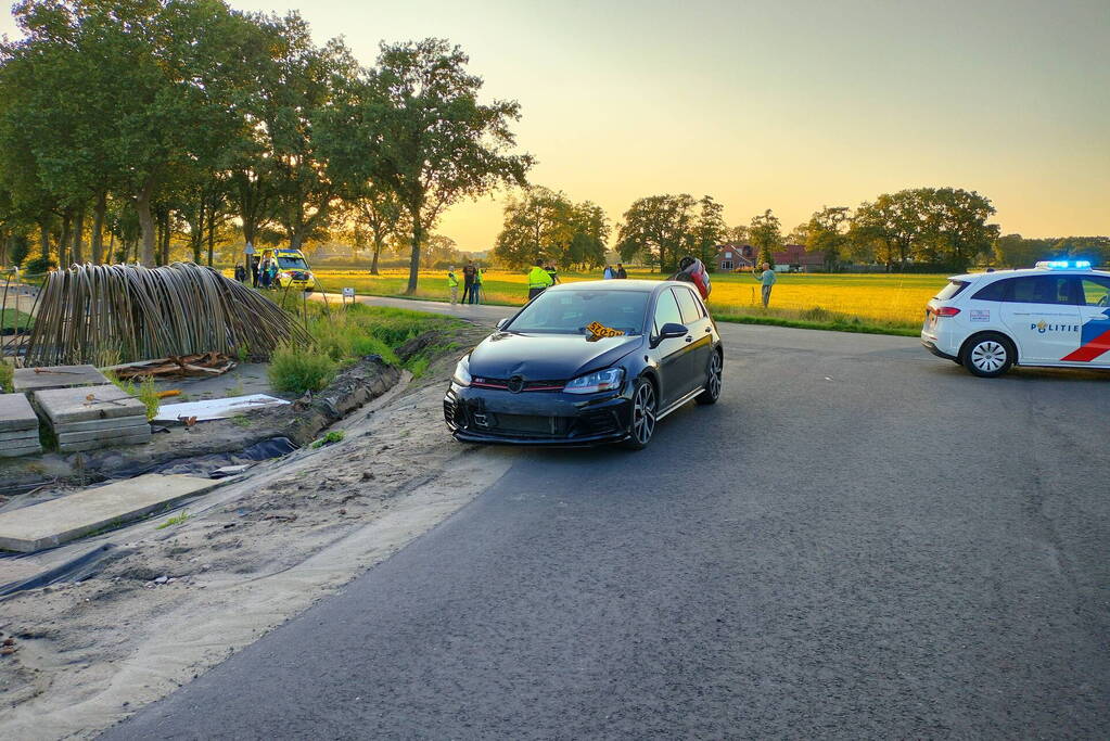 Auto belandt op de kop in sloot na aanrijding