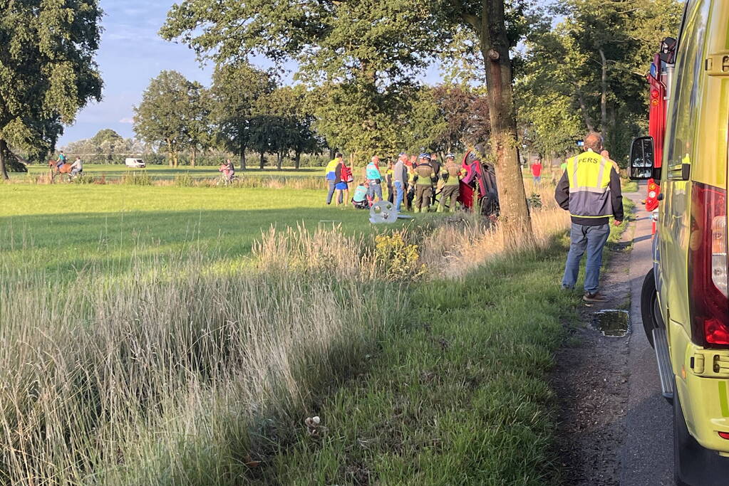 Auto belandt op de kop in sloot na aanrijding