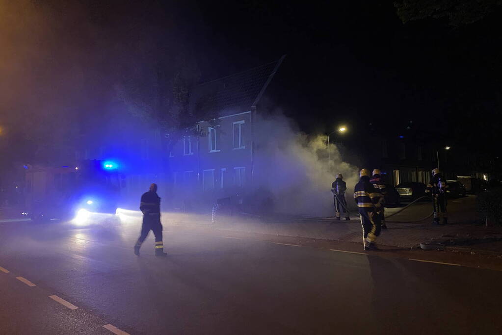 Veel rook bij auto brand