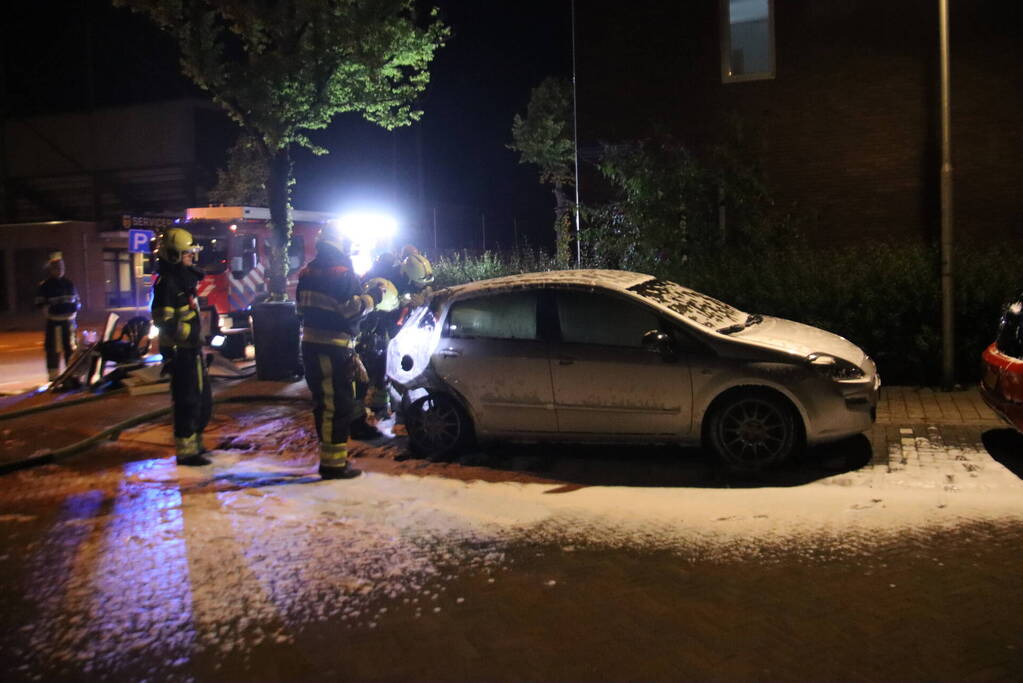 Veel rook bij auto brand