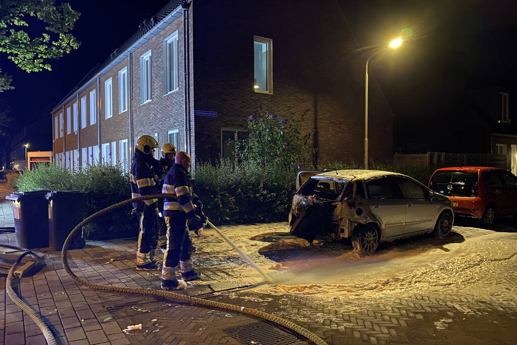 Veel rook bij auto brand