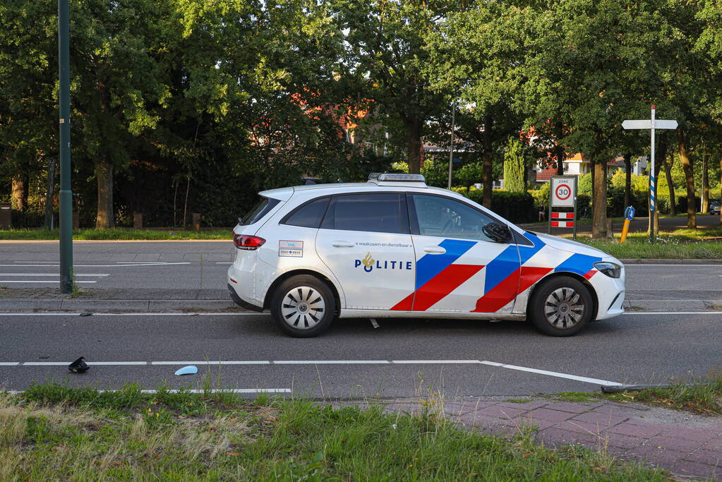 Politiewagen en personenwagen botsing op kruising