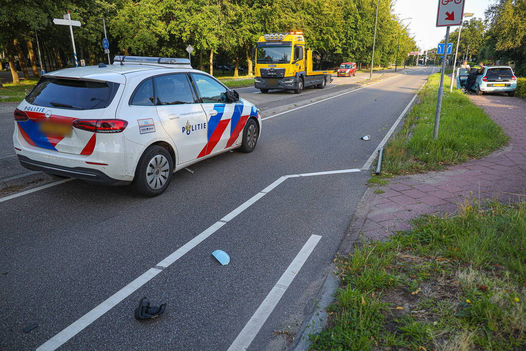 Politiewagen en personenwagen botsing op kruising