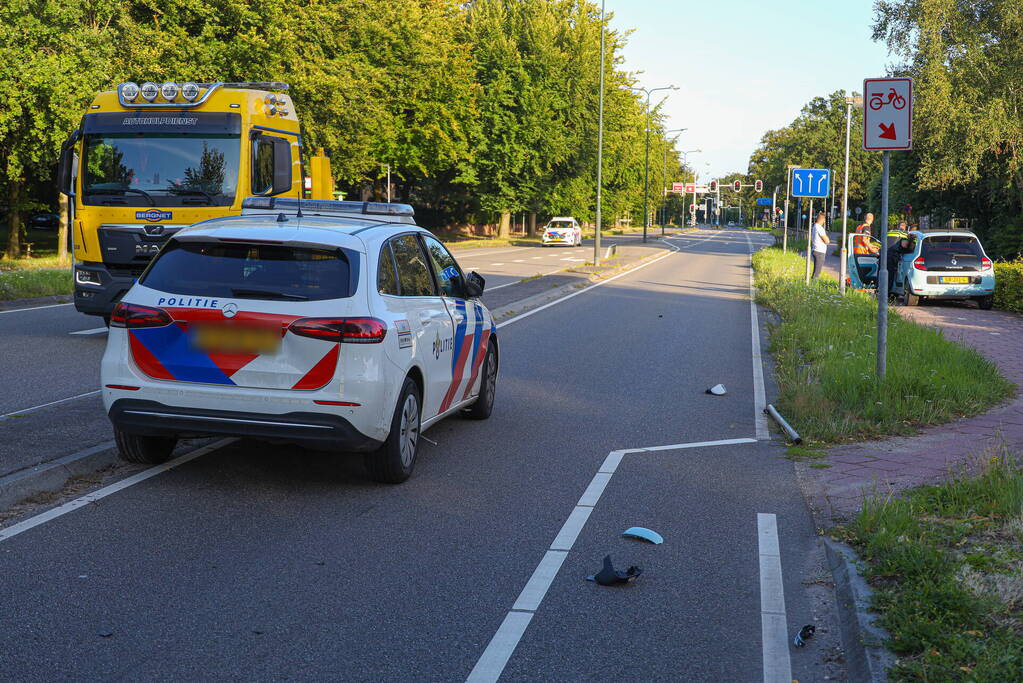 Politiewagen en personenwagen botsing op kruising