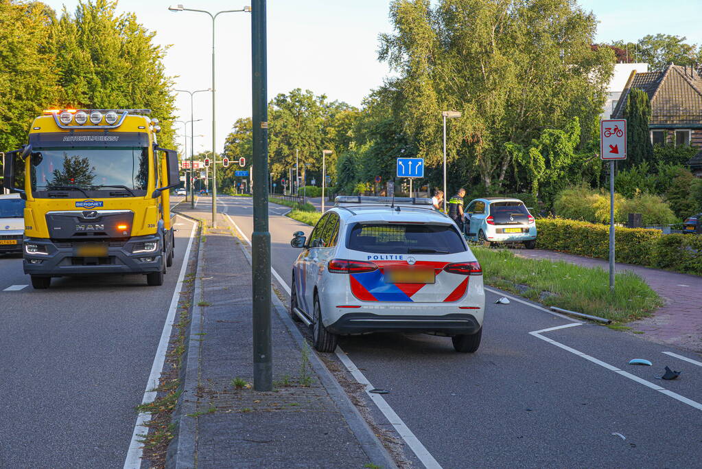 Politiewagen en personenwagen botsing op kruising