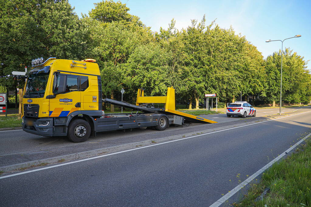 Politiewagen en personenwagen botsing op kruising