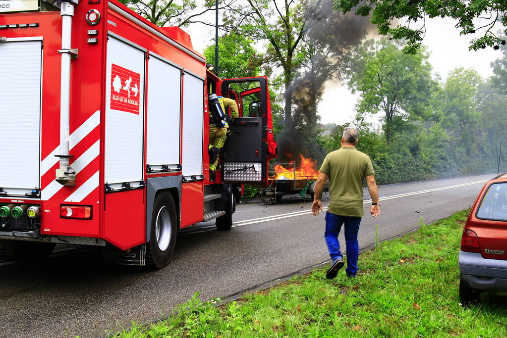 Aanhangwagen met accu's vliegt in brand