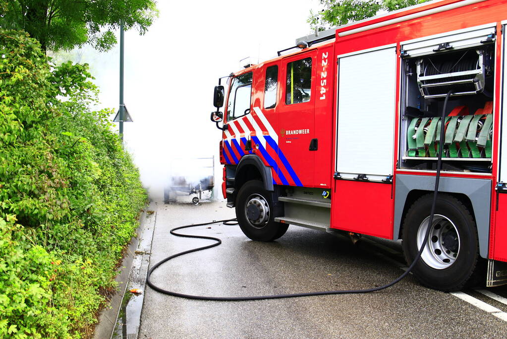 Aanhangwagen met accu's vliegt in brand