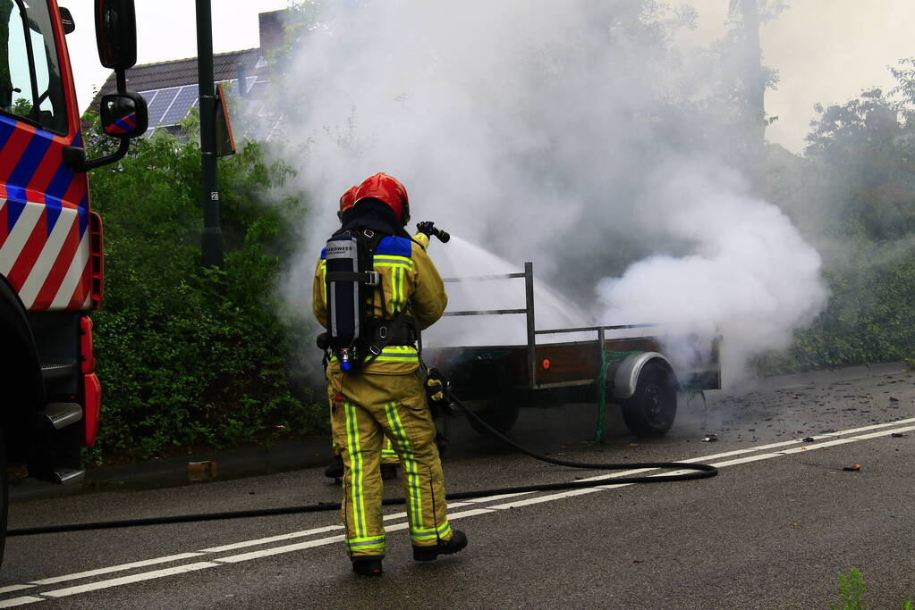 Aanhangwagen met accu's vliegt in brand