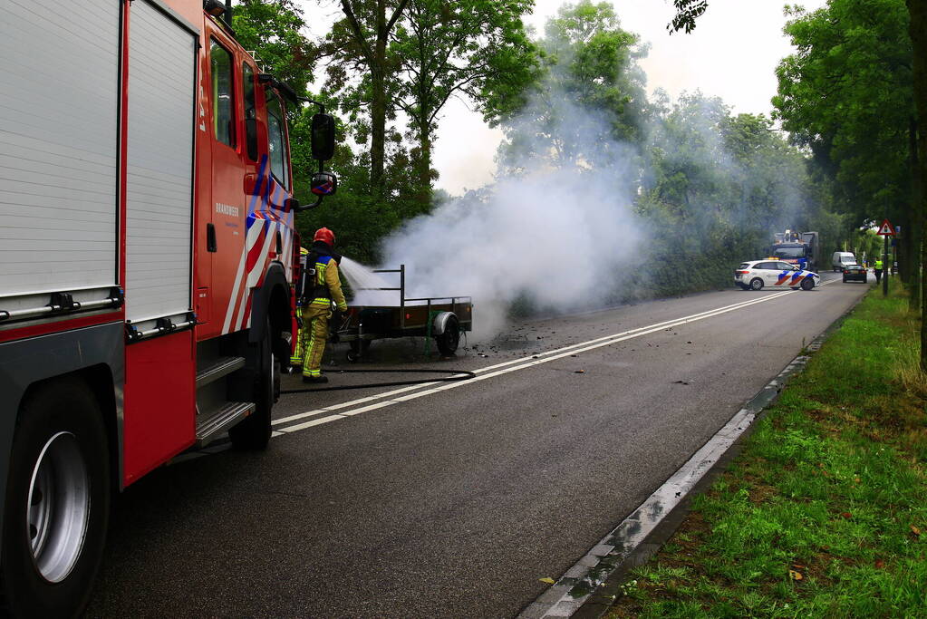 Aanhangwagen met accu's vliegt in brand