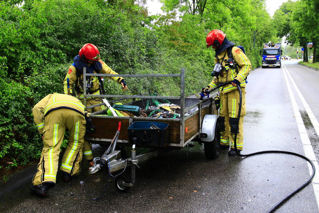 Aanhangwagen met accu's vliegt in brand