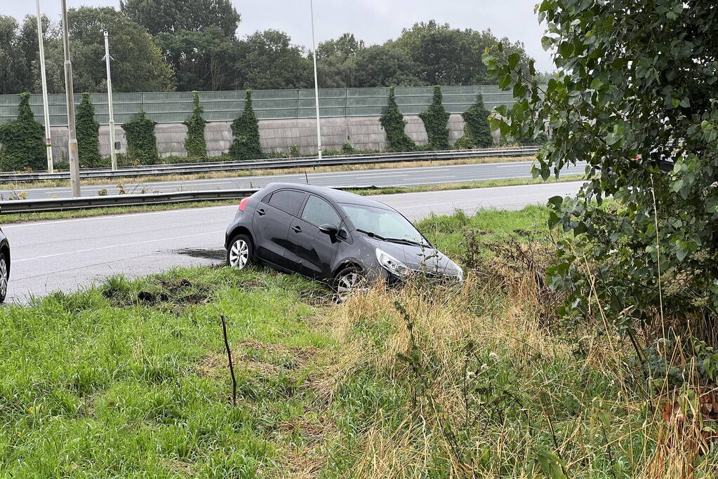 Auto raakt van de weg