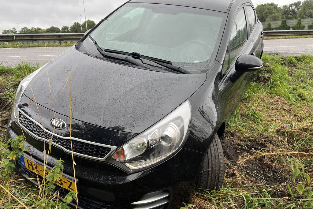 Auto raakt van de weg