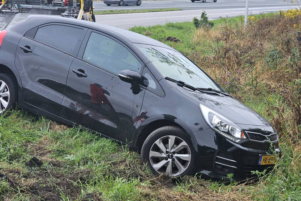 Auto raakt van de weg