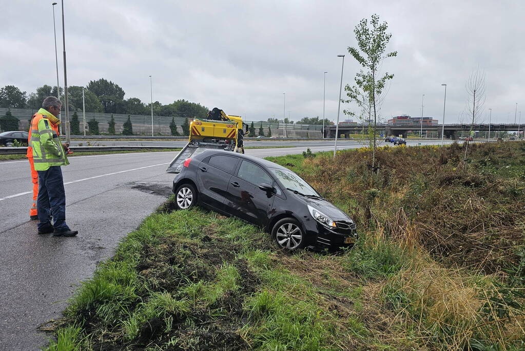 Auto raakt van de weg