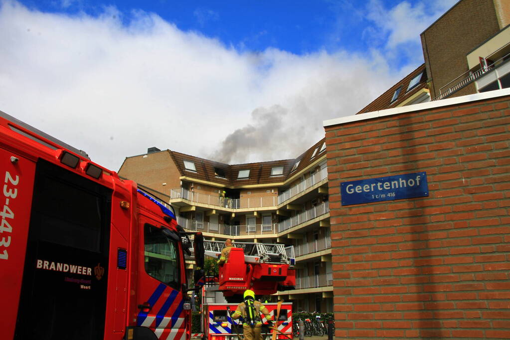 Flinke rookpluimen uit woning