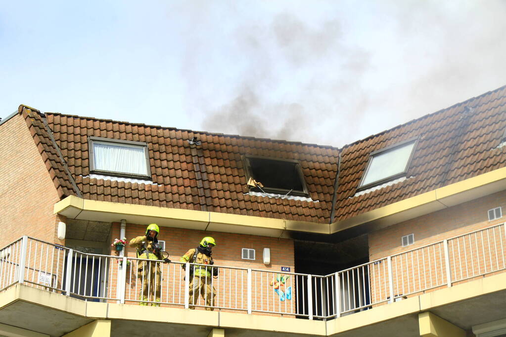 Flinke rookpluimen uit woning