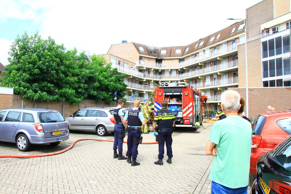 Flinke rookpluimen uit woning