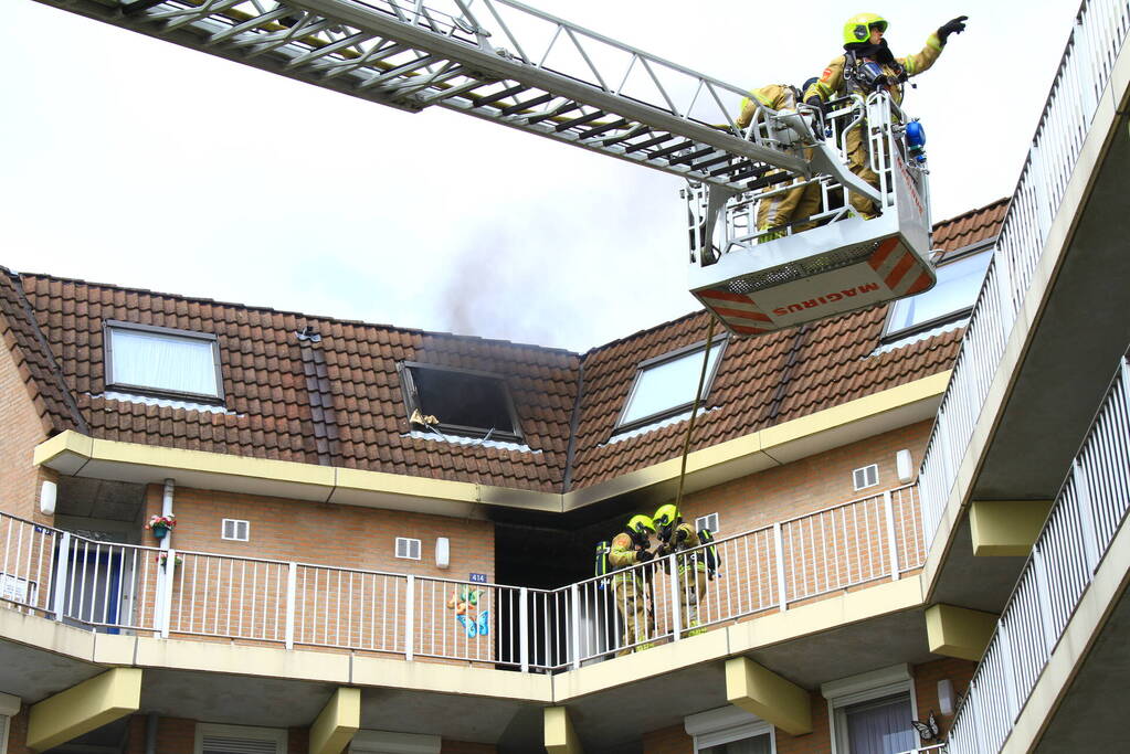 Flinke rookpluimen uit woning