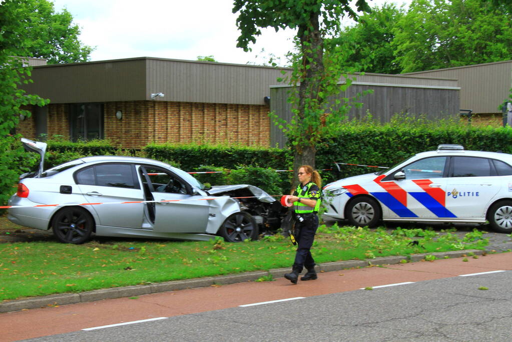 Auto botst frontaal tegen boom, bestuurder spoorloos