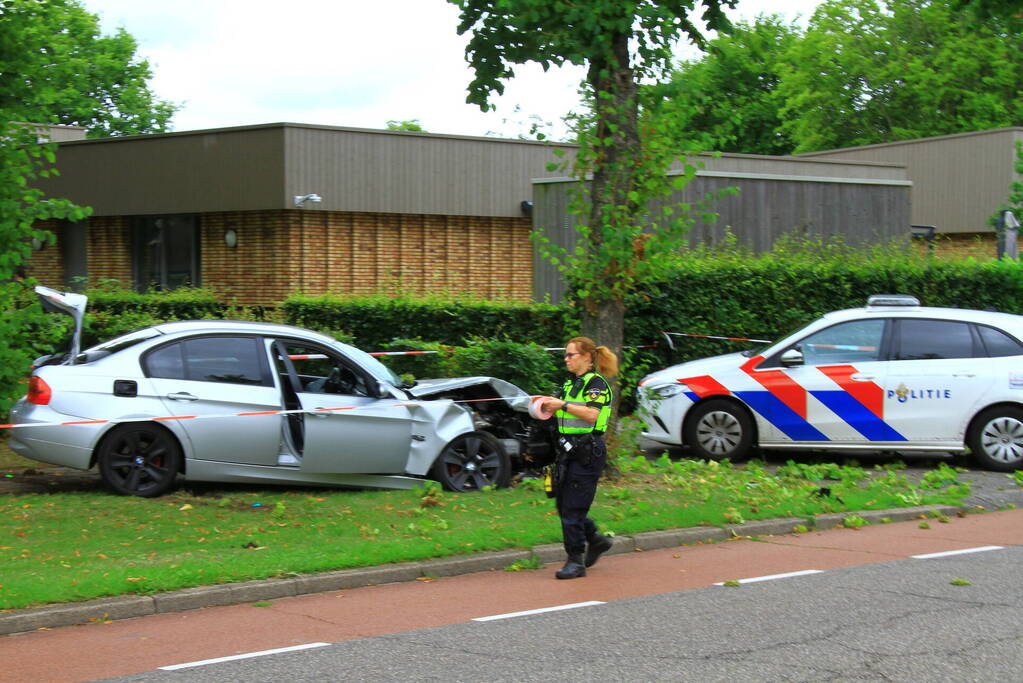 Auto botst frontaal tegen boom, bestuurder spoorloos