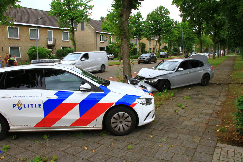 Auto botst frontaal tegen boom, bestuurder spoorloos